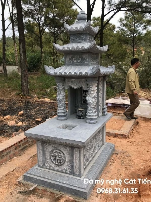 Mộ 3 mái đá xanh rêu cao cấp kích thước chuẩn, thiết kế cân đối, hài hòa phong thủy giá khoảng 45.000.000 VND