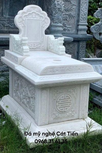 Mẫu mộ đá hoa cương trắng nguyên khối Chạm khắc chữ Thọ, cây tùng ngàn năm, rồng kích thước 60cm x 81cm giá 15 triệu.