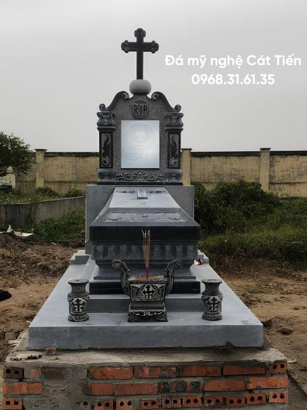 Mẫu mộ đá công giáo xanh đen đậm hoa văn cây Thánh giá (Hình chữ thập) kích thước 147cm x 117cm giá 14 triệu.