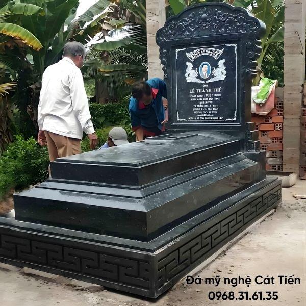 Mẫu mộ đá hoa cương đen không mái chạm khắc rồng phượng kích thước 89cm x 173cm giá 15 triệu.
