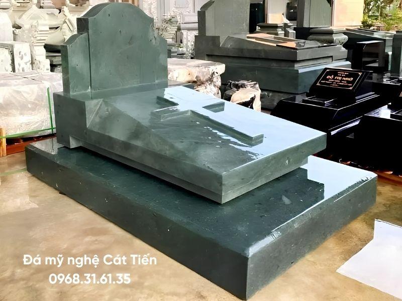 Mẫu mộ đá granite xanh rêu công giáo đơn giản hoa văn cây thánh giá trên thân mộ kích thước 60cm x 81cm giá 13 triệu.