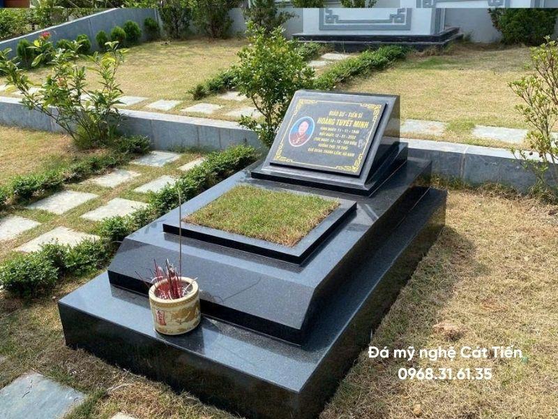 Mẫu mộ đá công giáo hoa cương đen trơn không họa tiết kích thước 60cm x 81cm giá 10 triệu.