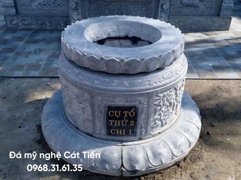 Mẫu mộ đá tròn xanh đen sáng chạm khắc đài sen, rồng phượng, cây Tùng kích thước 89cm × 127cm giá 25 triệu.