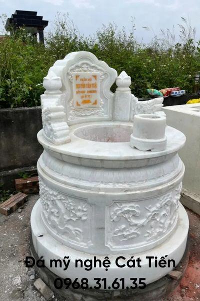 Mẫu mộ tròn trắng đá hoa cương chạm khắc cây Tùng trường thọ kích thước 155cm x 155cm giá 20 triệu.