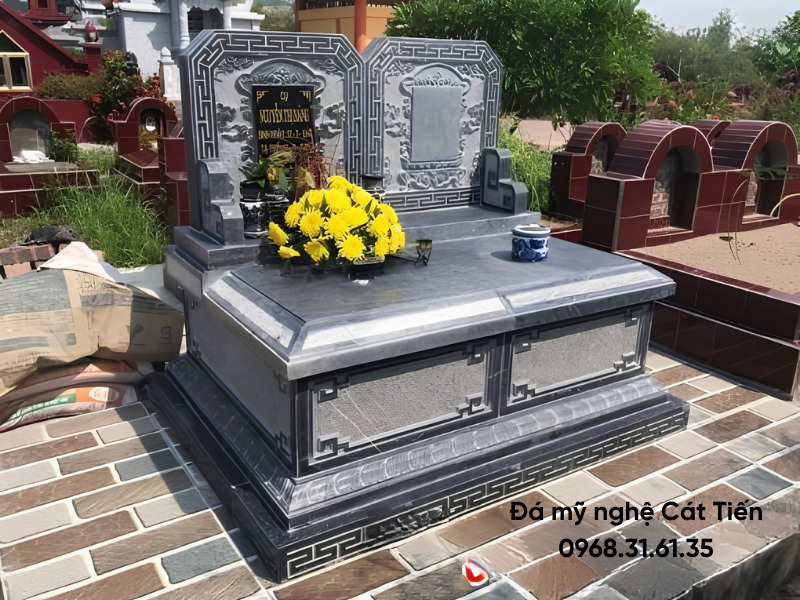 Mẫu mộ đá đôi một mái xanh rêu bầm hoa văn đơn giản kích thước 167cm x 197cm giá 23 triệu.