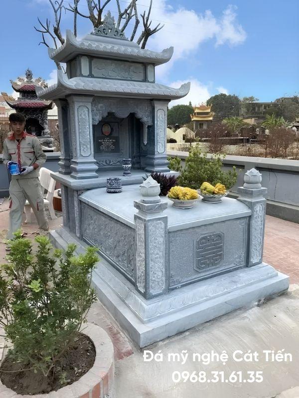 Mẫu mộ đá xanh đen sáng tự nhiên nguyên khối được khai thác từ Ninh Bình hoa văn rồng và phượng kích thước 127 cm × 232cm giá 30 triệu.