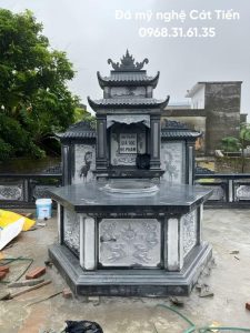 Mẫu mộ đá xanh đen đậm nguyên khối hai mái kích thước 60cm x 81cm giá 32 triệu.