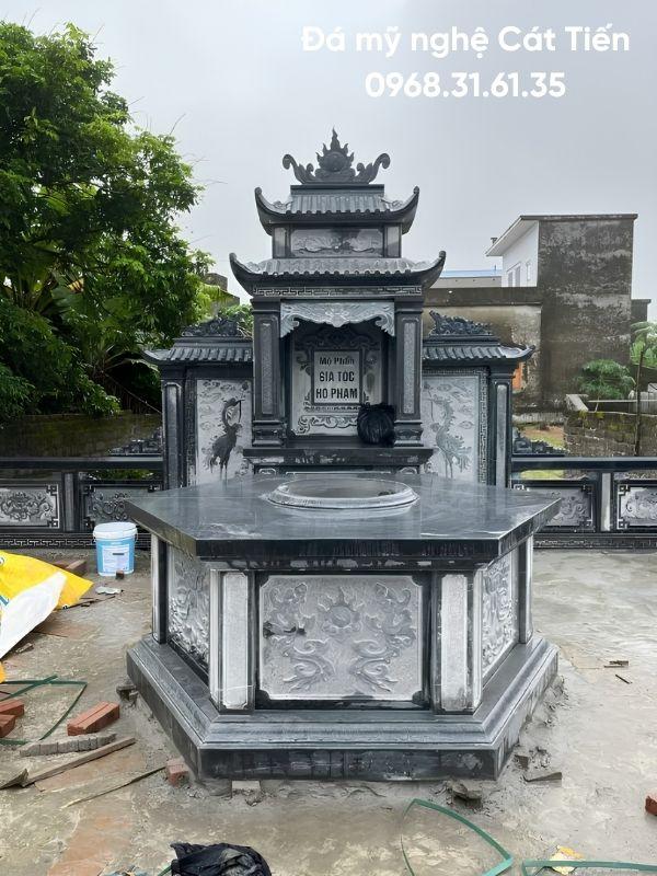 Mẫu mộ đá xanh đen đậm nguyên khối hai mái kích thước 60cm x 81cm giá 32 triệu.
