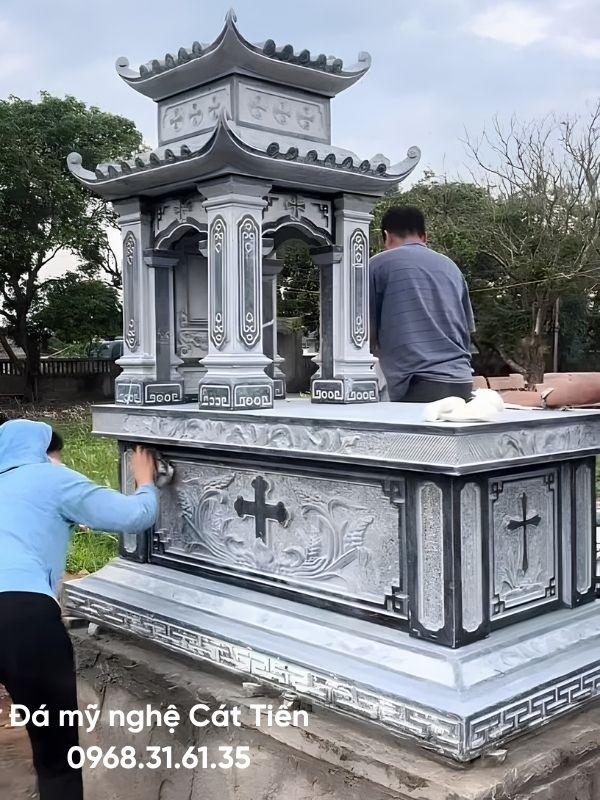 Mẫu mộ đá công giáo hoa cương granite nguyên khối được khai thác từ Ninh Bình họa tiết hoa sen kích thước 60cm x 81cm giá 28 triệu.