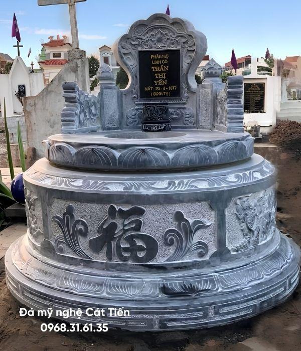 Mẫu mộ đá tròn đá xanh đen trầm tự nhiên nguyên khối hoa văn chạm chữ Phúc, Tùng cúc trúc mai kích thước 155cm x 81cm giá 27 triệu.