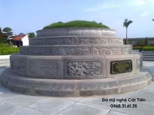 Mộ đá tròn đá xanh đen sáng nguyên khối, hoa văn chạm khắc rồng, cây đa giá 60.000.000 VNĐ