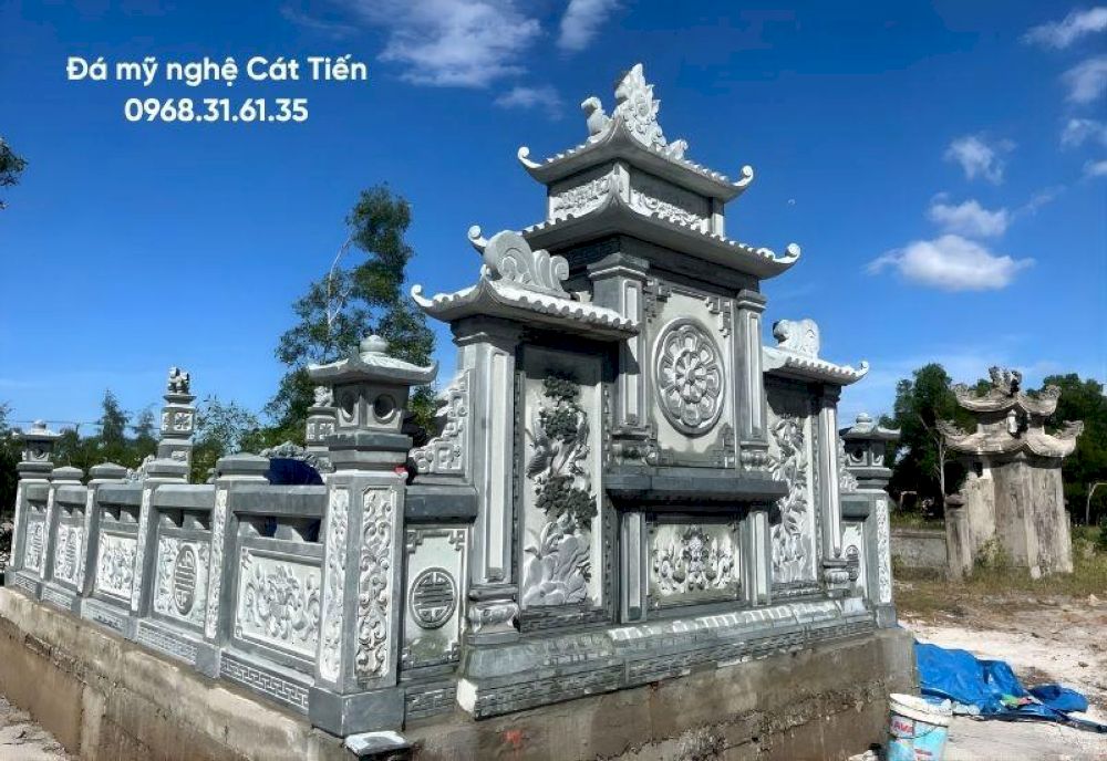 Mẫu lăng mộ đá xanh đen nguyên khối hoa văn tùng cúc trúc mai giá 220 triệu.