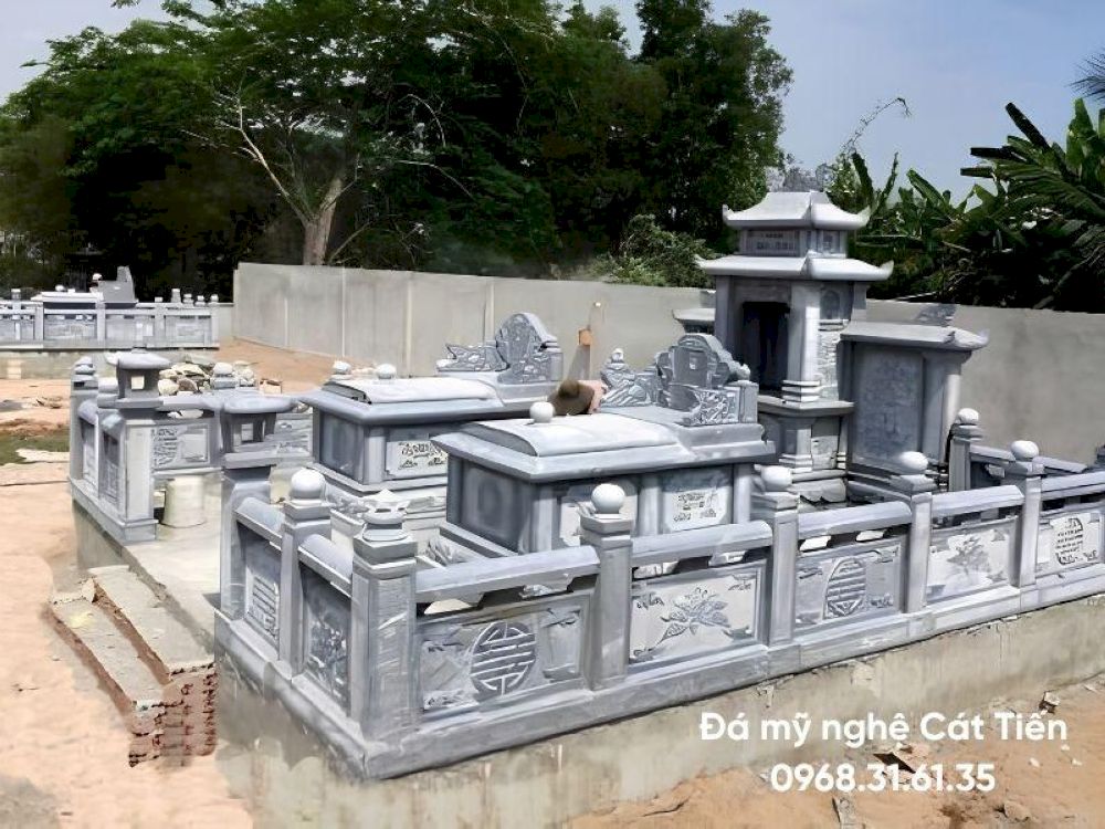 Mẫu lăng mộ đá xanh đen nguyên khối chạm khắc hoa sen giá 280 triệu.