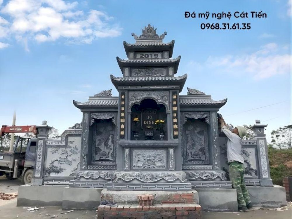 Mẫu lăng mộ đá xanh rêu 3 mái hoa văn rồng phượng giá 100 triệu.