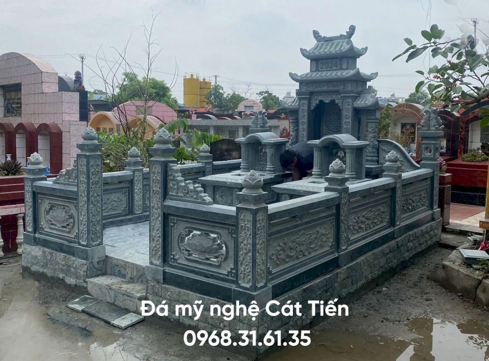 Mẫu lăng mộ đá xanh đen chạm khắc chữ hoa sen kích thước theo yêu cầu giá 195 triệu.