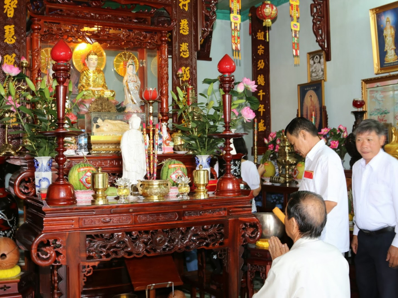 Gia chủ đọc bài khấn tại bàn thờ gia tiên để báo cáo tổ tiên về việc tu sửa mộ phần đã viên mãn. 