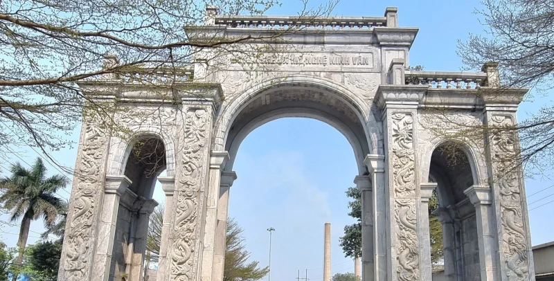 Cổng làng nghề đá Ninh Vân