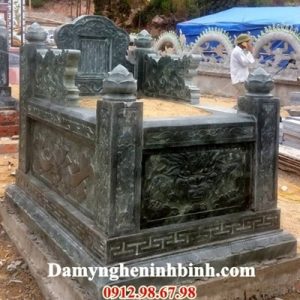 Mộ đá hậu bành xanh rêu