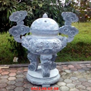 lư hương thờ cúng để ngoài trời